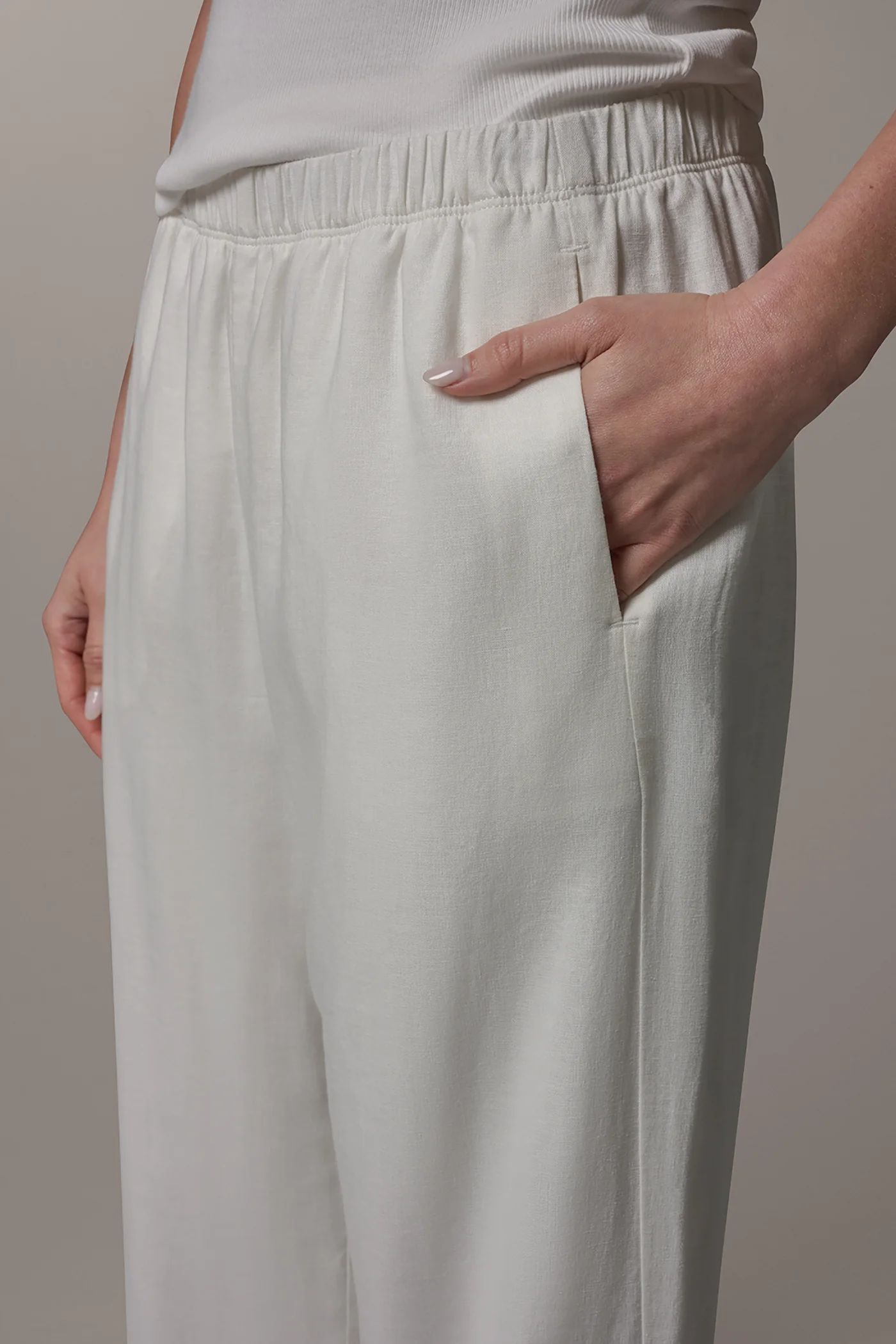 White linen blend wide leg pants with an elastic waistband and side pockets